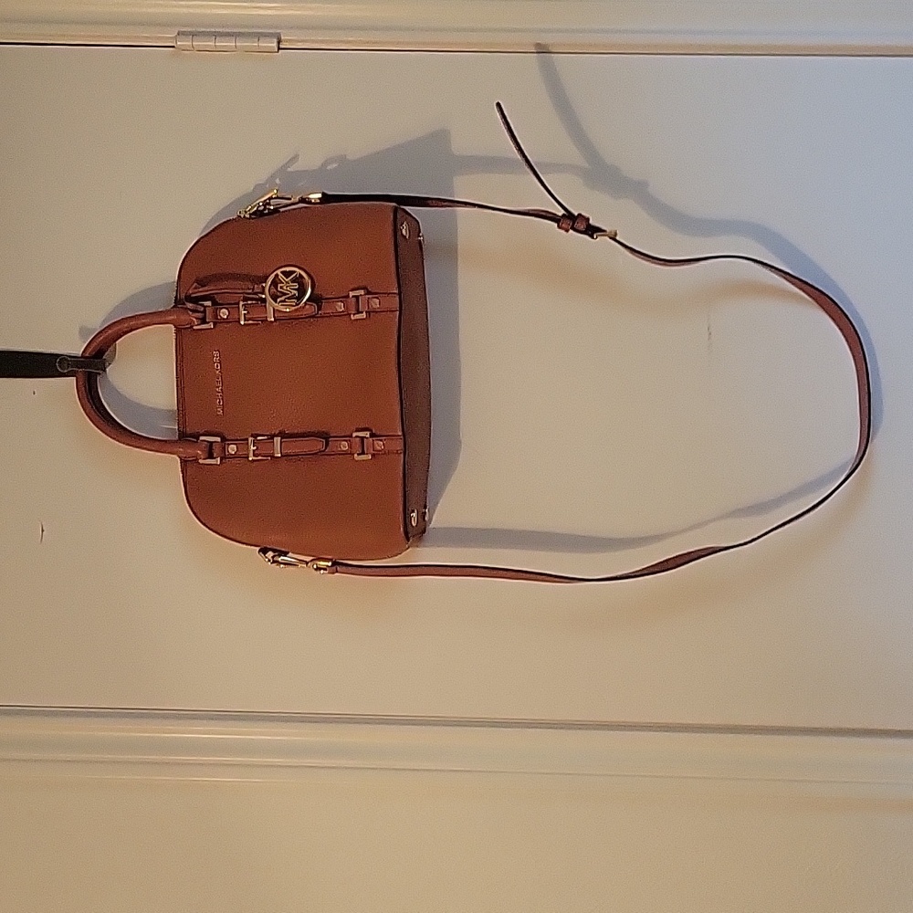 Michael Kors Salmon color leather bag with long strap - Picture 2 of 5